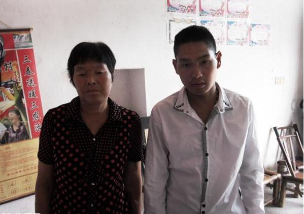 张玲凤和儿子均患有尿毒症,无法正常劳动,家里没有固定收入,乡村低保户,生活困难。