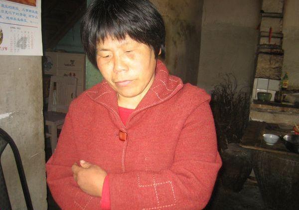 想起家里生活张雪梅十分难过