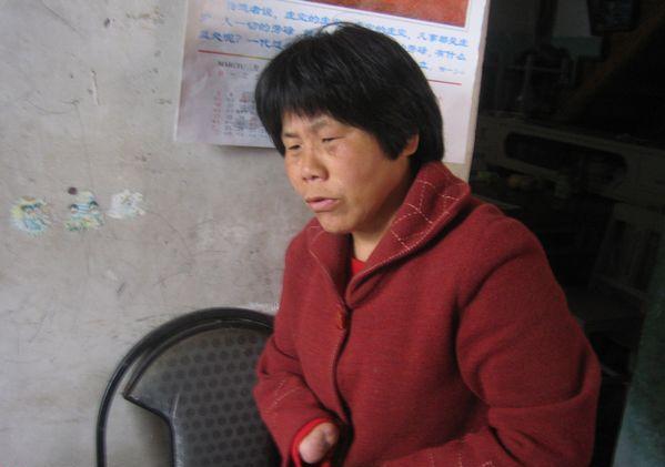 张雪梅在和社工讲述家里情况