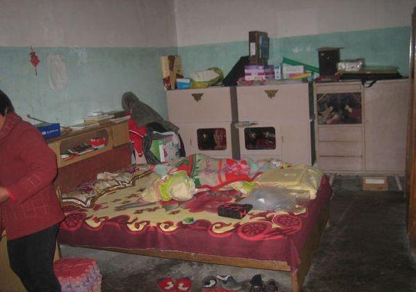 这张床摇摇欲坠,非常残破