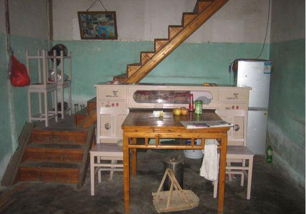 家里破旧的木质楼梯