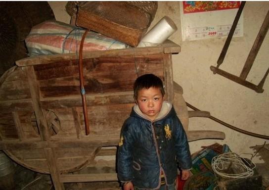 伍发辉家里的环境,房内很杂乱,农具还摆放在房内