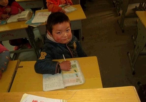 学校中伍发辉也是个小调皮,可爱中又夹杂着山区孩子的羞涩