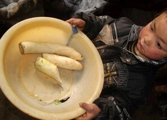 伍发辉很懂事,放学回家后都会主动帮爸爸洗菜