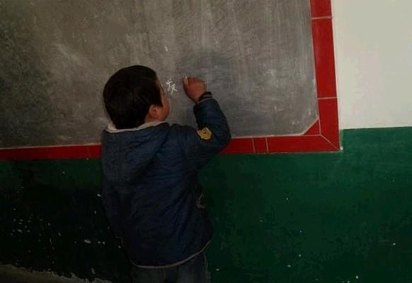 伍发辉正在黑板上写字