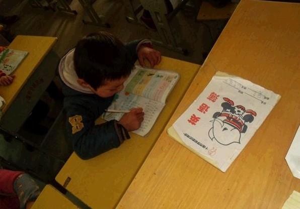 伍发辉正在学写字,学习时很认真