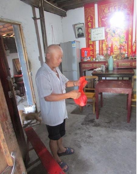 朱文奎把证件给社工看