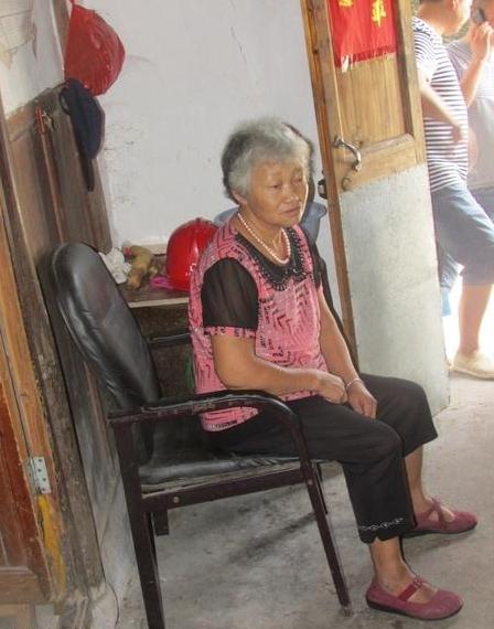 想起自已家里的生活,朱文奎和妻子都很难过