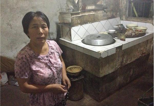 这里是范爱花家中的厨房,简陋,灶台上只有一些简易的生活用品