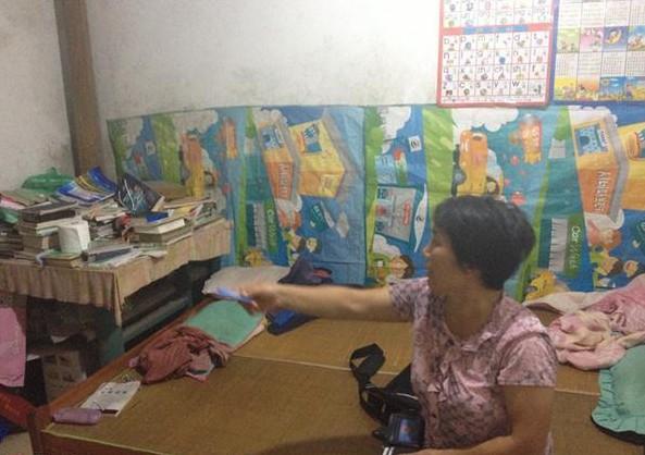 这里是范爱花的卧室,卧室很简陋只有一张床,2张桌子,桌子堆满了孩子的书籍和范爱花服用的药品