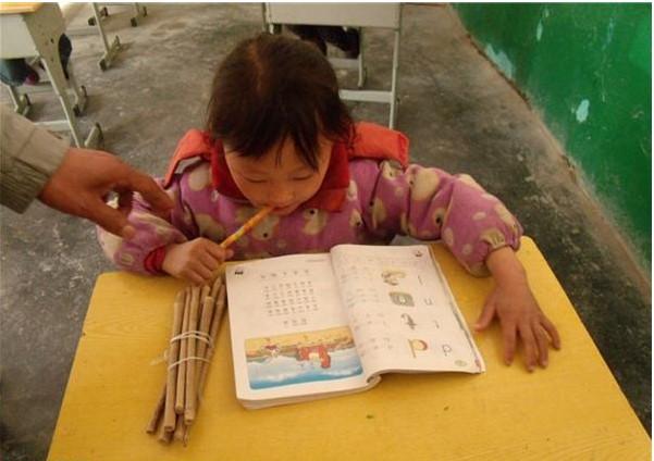 在学校里,老师说她很勤奋