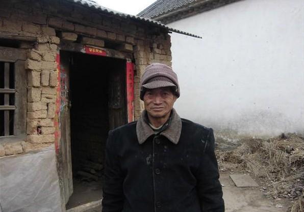 可怜的老人眼睛看不清东西,生活十分不便。