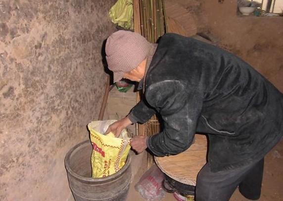 缸里就剩下几斤玉米糁子在维持着冯青松老人的生活。