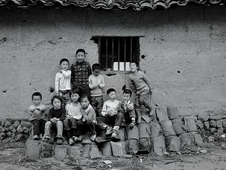 父母因为外出打工,把幼小的他们留在乡村独自成长。由于童年的爱缺失,很多孩子都显得孤独、冷漠,根据中科院心理所的调查,留守儿童中具有自杀倾向的比例高达34%——他们像荒野中独自成长的小树,缺乏培扶。