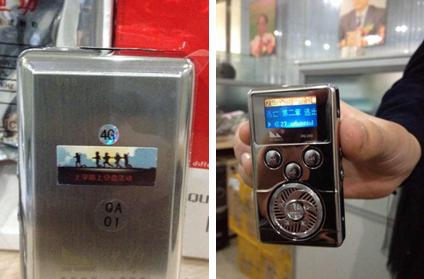 用讲故事的方式帮助孩子们 为此,知名传媒人刘新宇发起“上学路上”公益项目,联合腾讯等伙伴,通过邀请社会知名人士和志愿者来讲读精心挑选的名著和故事,录制成音频,灌入MP3播放器,制成“上学路上故事盒”,发放到留守儿童手中,陪伴他们渡过这一段孤独的求知路、人生路。