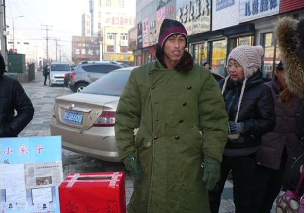 冬日的黑龙江十分寒冷,米家宁的父亲为了给女儿治疗,依然站在大街上为女儿筹集善款