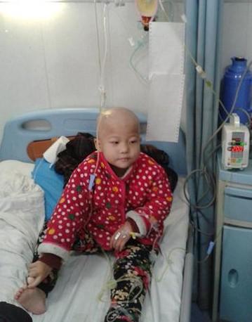 小欣怡非常听话的坐在床上接受化疗,希望早日出院,能像其他小朋友一样拥有快乐的童年。