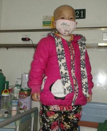 在病床上躺了两个多月 的小欣怡终于能站起来了!