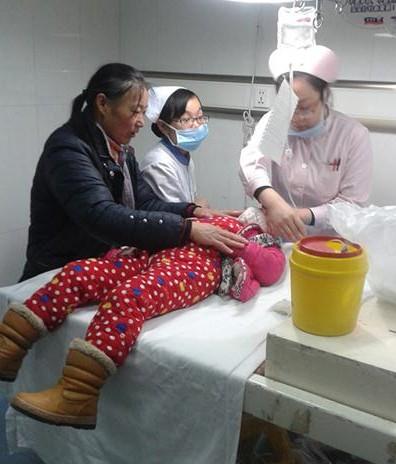 小欣怡的口腔和呼吸道严重感染,护士正在给小欣怡进行清理!