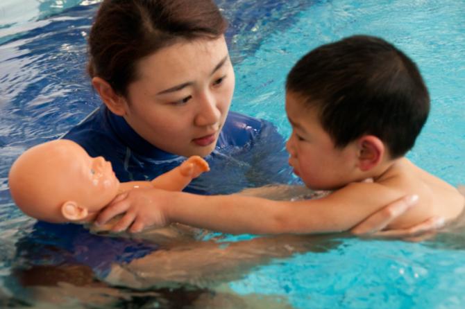 小蝌蚪计划,老师和家长都在耐心的帮助孩子进行水疗