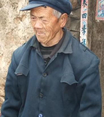 邢乃庆老人站在门口唉声叹气,不知道这种日子还要过多久。