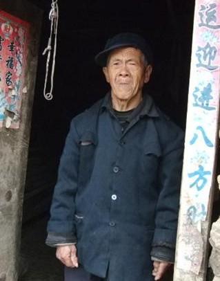 可怜的老人倚门而望,希望有人能帮帮自己。