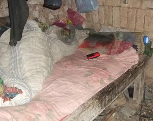 老人的小木床上堆放了一床又破又旧,又脏又烂的薄薄的被褥