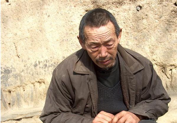 老人苍殇的面容特别痛苦。