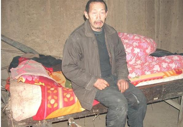 说到动情处,老人流下了心酸的泪水。