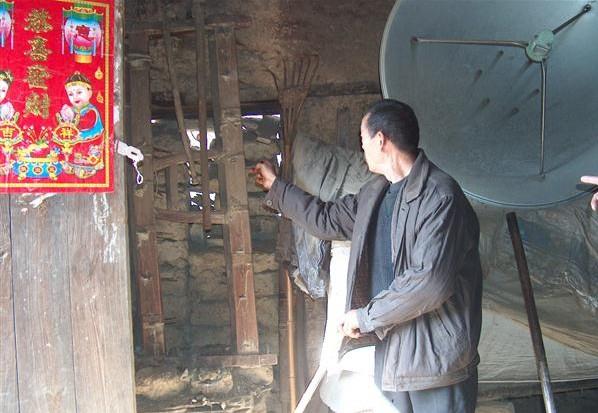 老人指着倒坍的墙壁说,冬天冷风灌进来,冻得他睡不着觉。