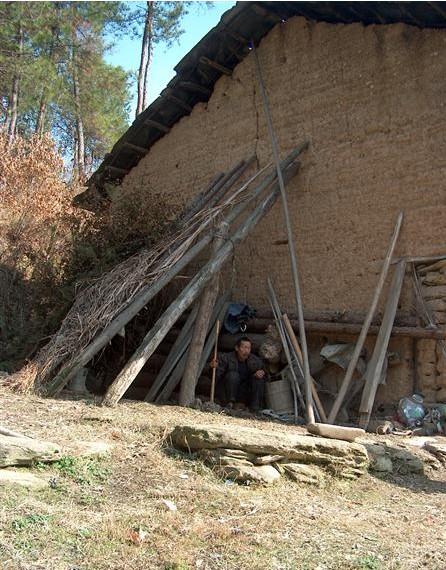 家里的厕所,下雨都不能上厕所。