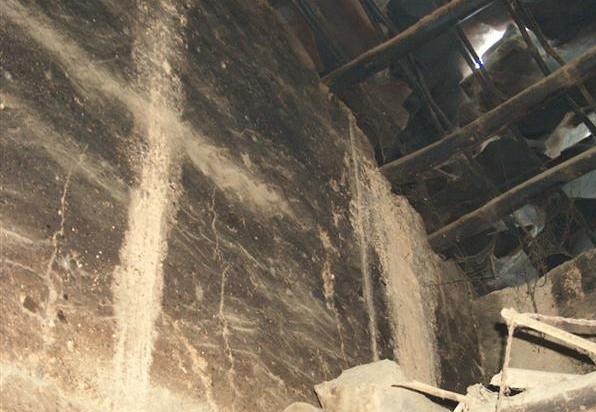 家中的房子早已是千疮百孔。