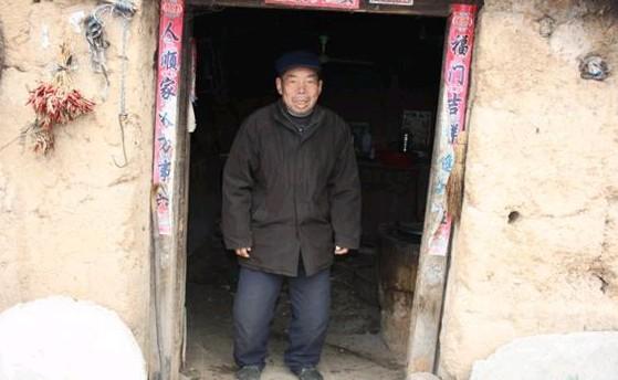 老人打开房门,走出了昏暗的屋子。