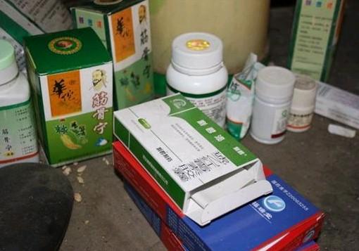 老人经常服用的药品盒子堆积如山。