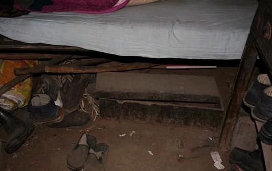 老人简陋而破旧的床铺。