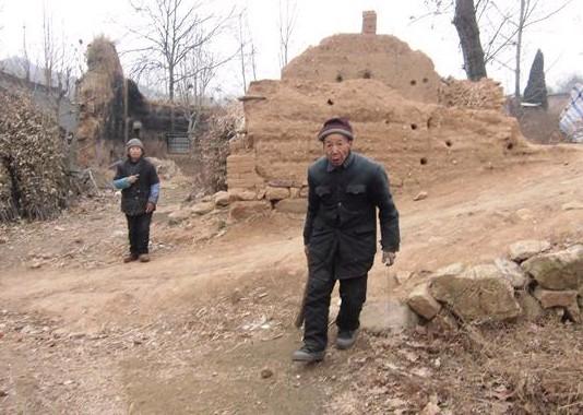 我们到的时候老人正从山上拾柴回来,八十高龄的老人还要上山拾柴取暖。