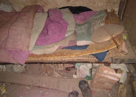 棚住老人的床是用砖头支起来的,马上就要倒塌。床上还铺着凉席,山里气温经常都是零下几度,老人可怎么过冬啊!