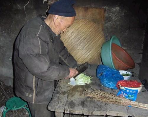 王金全老人准备做饭。
