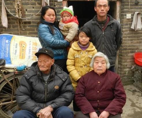 赵婉颖和年迈的爷奶、父母、年幼的妹妹六口人的合影照