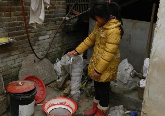 赵婉颖是个乖巧懂事的孩子,在家能主动帮助大人做家务,正在帮助母亲打水