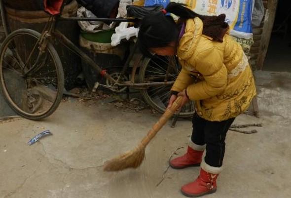 赵婉颖放学在家正在帮助大人打扫院子的为生,很是懂事