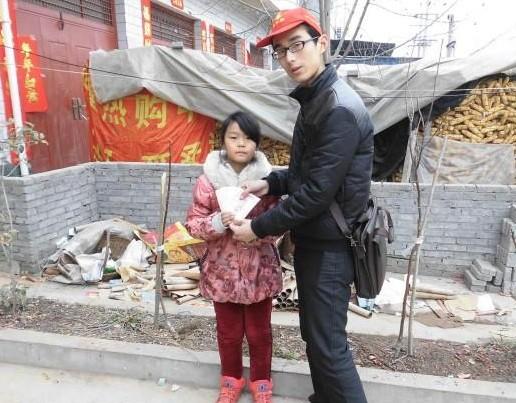 社工把施乐会发放的善款交到赵婉颖的手里并鼓励她好好学习