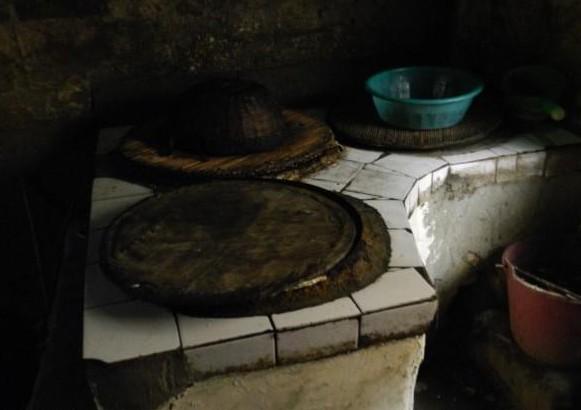 家里的一间简陋的厨房,用的还是老式的灶台,这俩灶台这么多年也不少出力,一家人的生活全靠这俩灶台