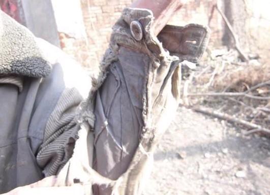 柯昌清老人没有穿棉衣,就连单衣服也烂的不成样子。