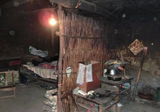 老人的两间房子是连灶,屋里中间只用一些常常的树枝扁的隔断隔开