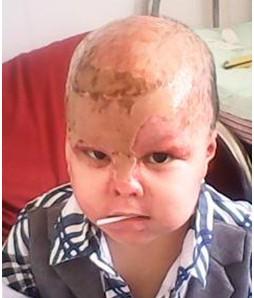 现在一根棒棒糖就可以把他逗的很开心,但是长大以后他需要面对多少生存的压力