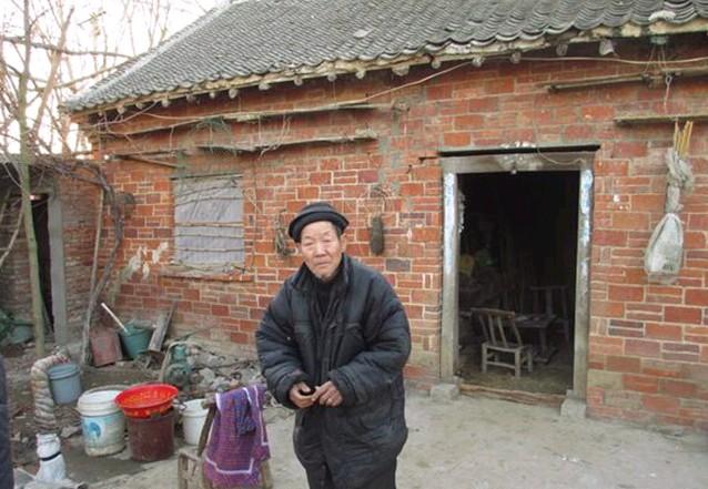 李宗锋老人早早的就等在门口,见到他时,老人脸色苍白,脸有些浮肿,身子很弱。