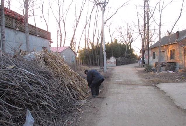 往屋里运些柴火备用,对于老人来说这很困难,他不想事事都麻烦周围的邻居。