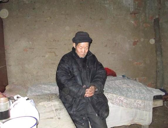 独的李宗锋老人坐在阴冷的屋里,为以后的生活发愁