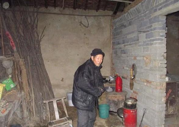 天气冷加上身体虚弱李宗锋老人有点打哆嗦。